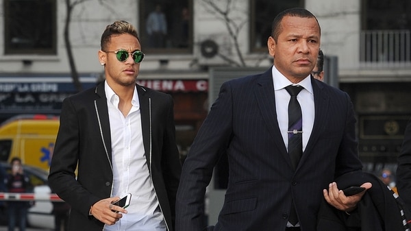 (Getty) Neymar y su padre, protagonistas del fichaje más caro de la historia