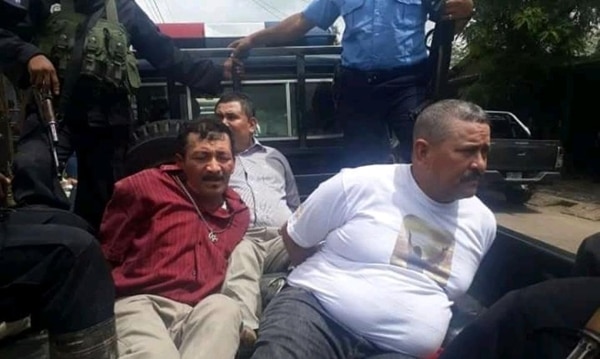 Apolonio Fargas -de camisa morada- y dos de sus colaboradores, cuando se los llevan detenidos policías del régimen de Daniel Ortega