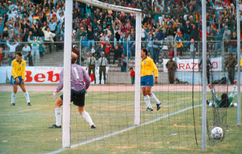 Etcheverry (extremo derecho) celebra desde el suelo el primer gol a Brasil en 1993. Foto: Historia del Fútbol Boliviano