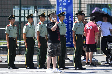 Militares chinos custodian el ingreso a la embajada estadounidense en pekín. Foto: AFP