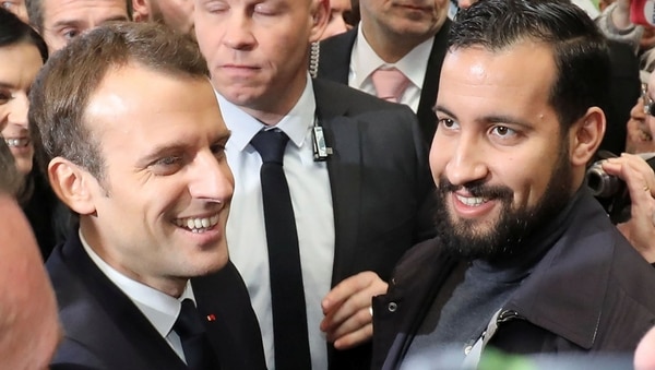 Emmanuel Macron, escoltado por Alexandre Benalla en Versalles (Reuters)