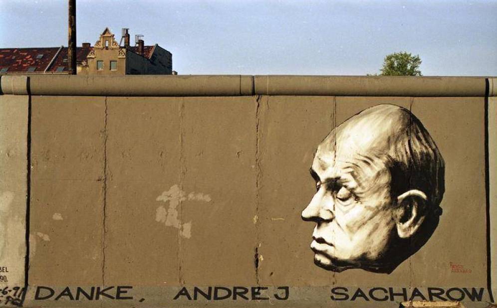 Foto: Pintada homenaje a Sajárov en Berlín del Este. (Joachin Thum/Bundesarchiv)