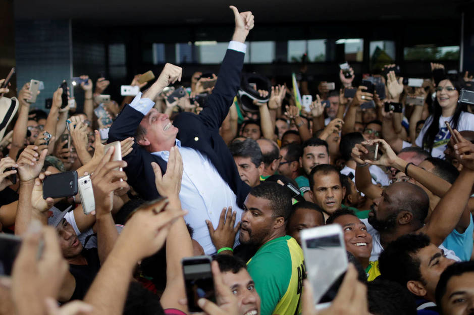 Partidarios de Bolsonaro a su llegada al aeropuerto de Salvador de Bahía, en mayo de 2018. (Reuters)