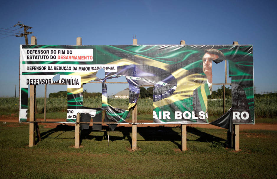 Cartel a favor del entonces diputado federal Jair Bolsonaro en Campo Novo do Parecis, el 27 de abril de 2018. (Reuters)