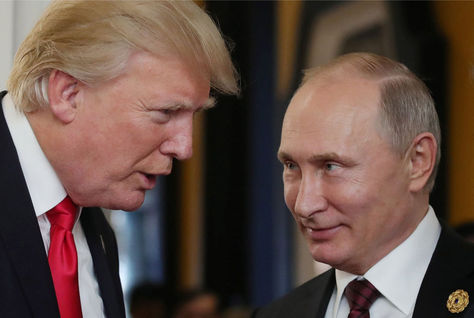 Un encuentro anterior de Donald Trump con Vladimir Putin. Foto: Archivo AFP