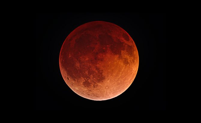 Mira el eclipse de Luna más largo del siglo en directo vía streaming