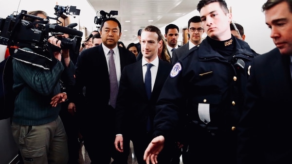 Zuckerberg, altamente custodiado, al momento de declarar ante representantes de los EEUU, tras el estallido del escándalo de Cambridge Analytica
