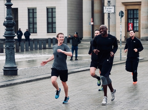 Incluso cuando sale a correr, Zuckerberg debe ser acompañado por custodios en todo momento