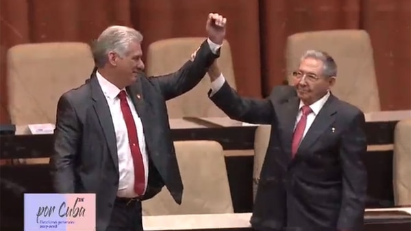 El abrazo entre Raúl Castro y Miguel Díaz Canel tras su elección como nuevo presidente de Cuba (Reuters)