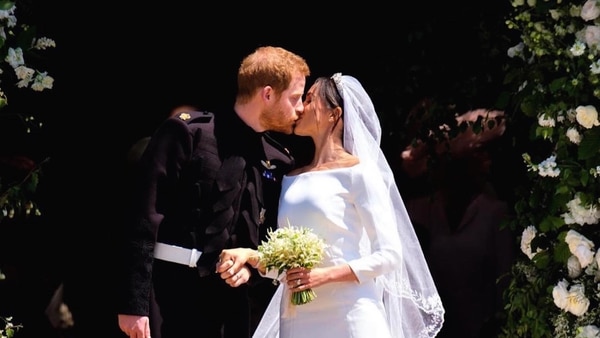 El primero de los muchos besos que se dieron Meghan y el príncipe Harry.