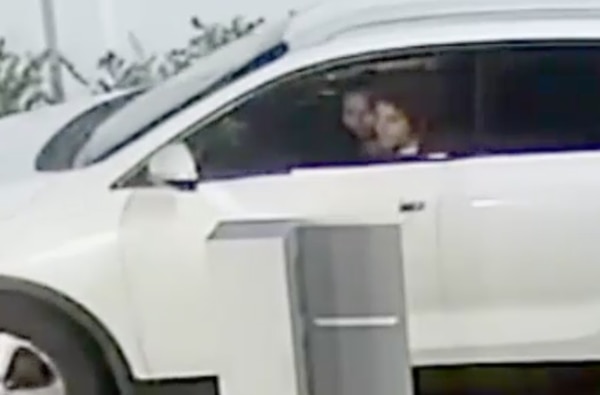 La Policía del Condado de Broward, en el sur de la Florida, ofrece tres mil dólares por información que conduzca a la captura de la pareja vista en el video de seguridad.