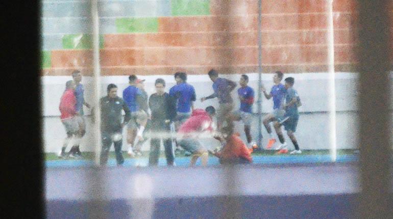 Jugadores del plantel de Wilstermann en calentamiento en el Capriles. | Hernán Andia