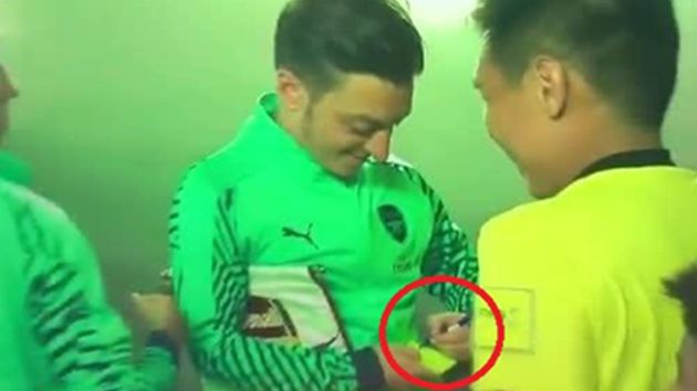 que hizo ozil mira lo que sucedio minutos antes del partido entre arsenal y psg video que hizo ozil mira lo que sucedio minutos antes del partido entre arsenal y psg video