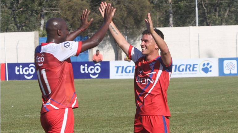 Los jugadores de Royal Pari festejan en el partido con