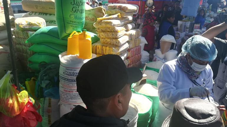 Inspección de la intendencia de Quillacollo en la plaza de Granos. | Foto cortesía