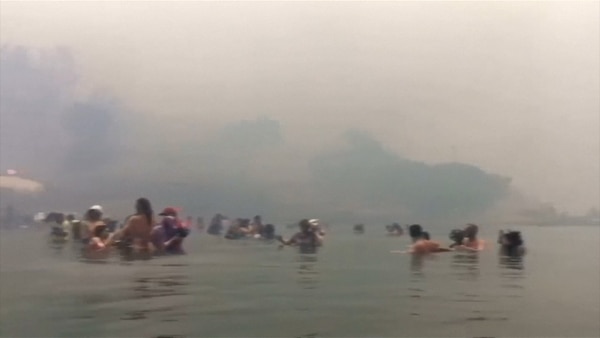 Decenas de personas debieron refugiarse en el mar para sobrevivir a los incendios (Reuters)