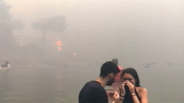 Varios de los sobrevivientes cubrieron su boca y nariz para evitar inhalar el espeso humo (Reuters)