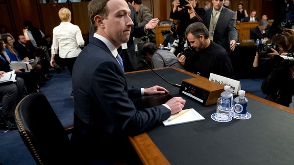Mark Zuckerberg, ante el Congreso de EEUU, tras el escándalo por el robo de datos en Facebook (AP)