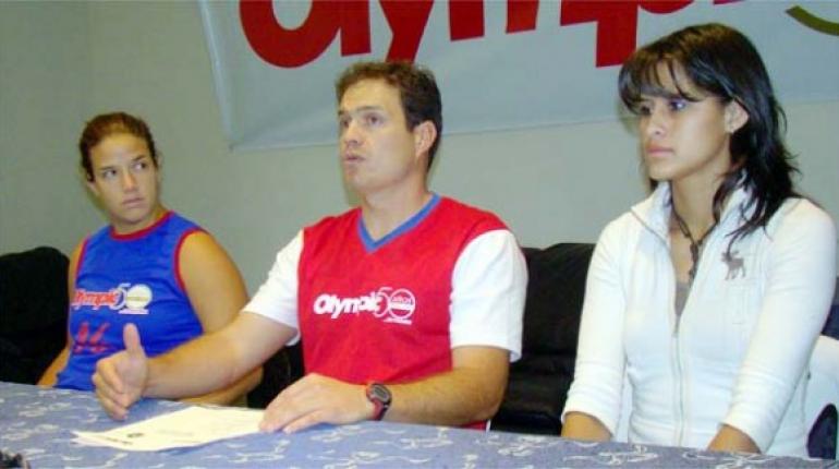PresentaciÃn. Bernardo Pavisic (centro), presidente de la AsociaciÃn Nacional de Voleibol y Voleibol de Playa.