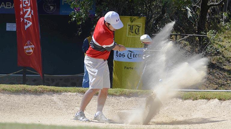 José Sigler, golfista de Tarija, saca la pelota de la trampa de arena. | José Rocha