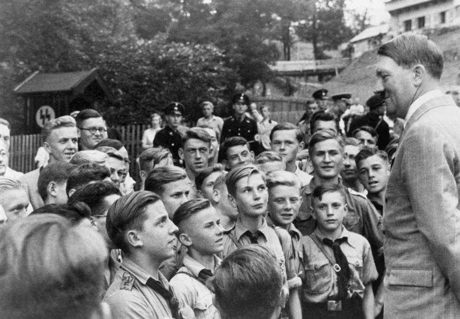 Con las Juventudes Hitlerianas, en 1937. (Cordon Press)