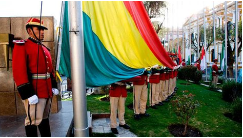 La bandera boliviana, en plaza Murillo. Foto: ABI - archivo