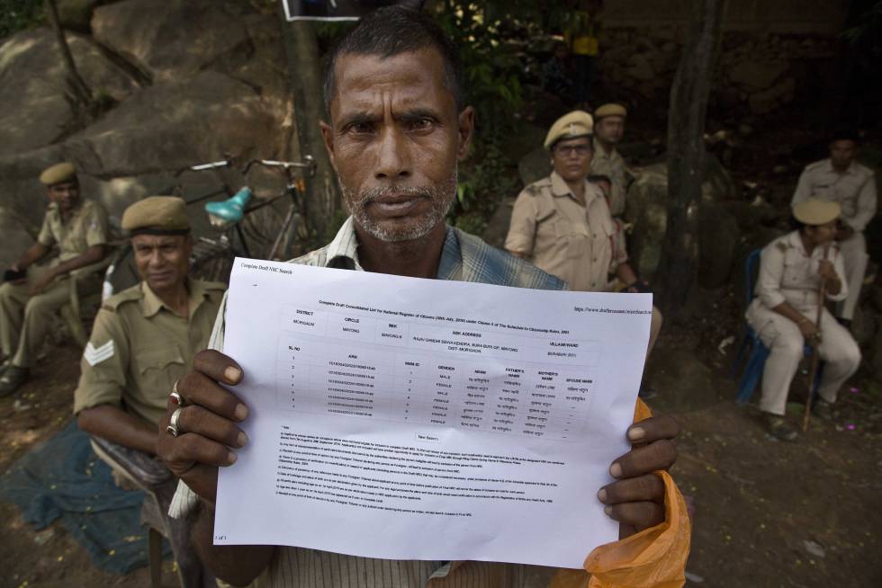 Un hombre muestra su nombre en el registro de ciudadanos de Assam.