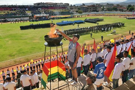 Un atleta enciende la antorcha de los Juegos Deportivos Militares.