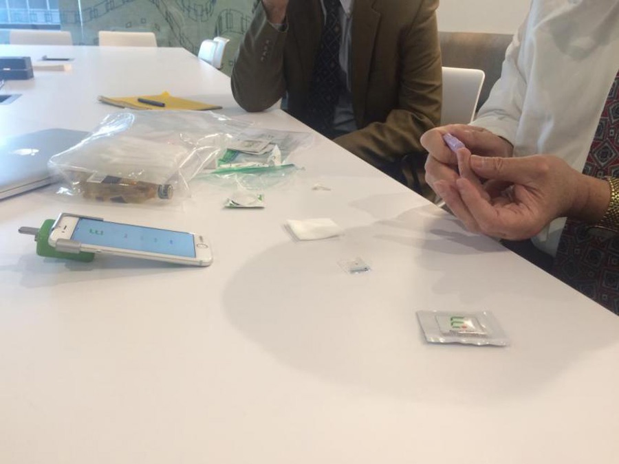 Accesorio para iPhone que realiza análisis de sangre