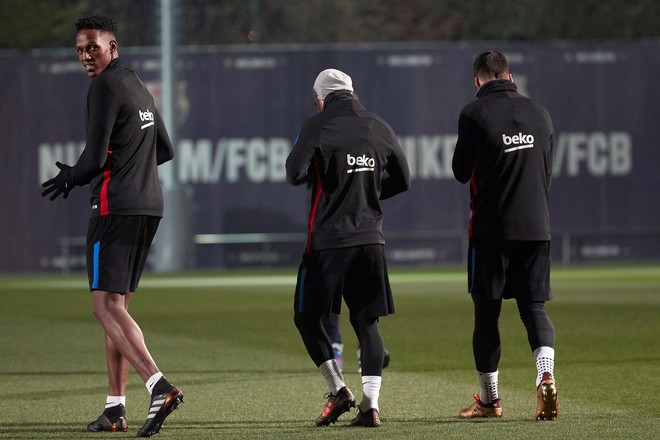 Mina con Suárez e Iniesta.