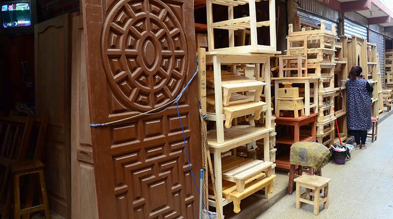 La venta de muebles fabricados en Bolivia, en uno de los centros de comercio de Cochabamba. | Hernán Andia
