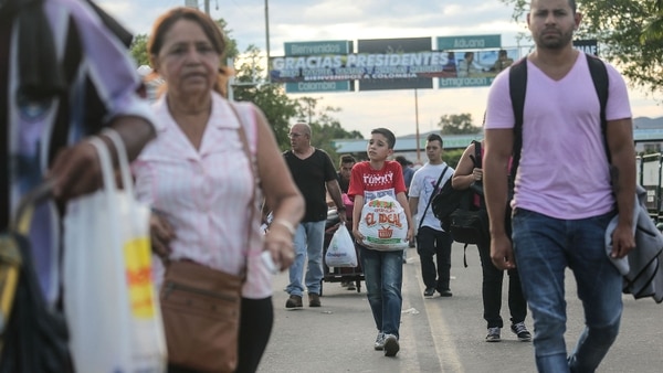 Venezolanos en el paso fronterizo con Colombia (Mario Tama/Getty Images)