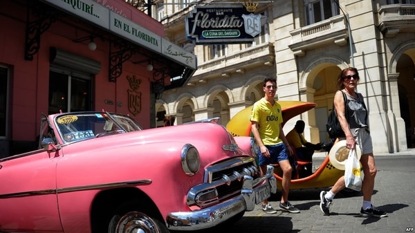Turistas pasan frente al Floridita, en La Habana (Foto: Martí Noticias)