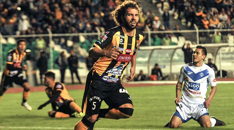 Fernando Marteli (izq.), defensor de The Strongest, celebra el tercer gol atigrado, ayer. | MARKA REGISTRADA