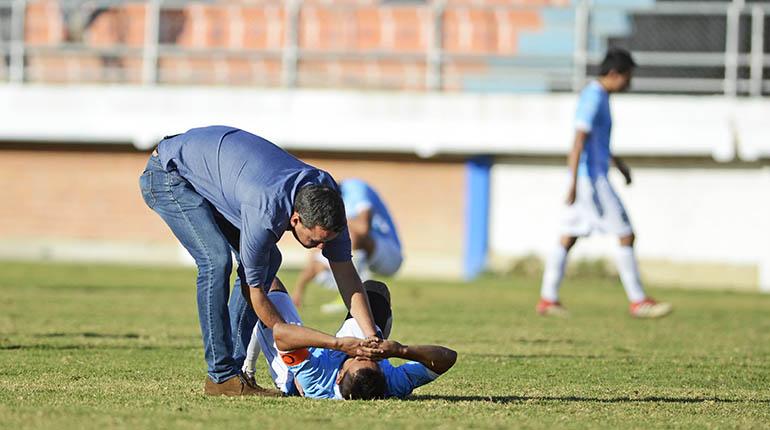 El técnico Roberto Pérez consuela a Charles da Silva en el derrota ante Pari. | José Rocha