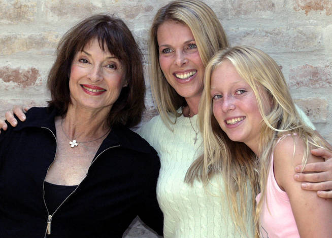 Con su madre, la princesa Elisabeth de Yugoslavia, y su hija, India. (Reuters)