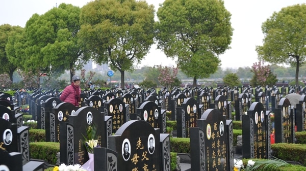 Según la tradición china, el difunto ha de viajar al más allá de la forma más intacta posible y es por ello que el enterramiento es la práctica que se considera más adecuada