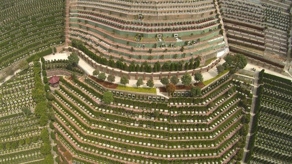 En China tienen la creencia de que los muertos no deben combatir con los vivos en la ocupación de la tierra