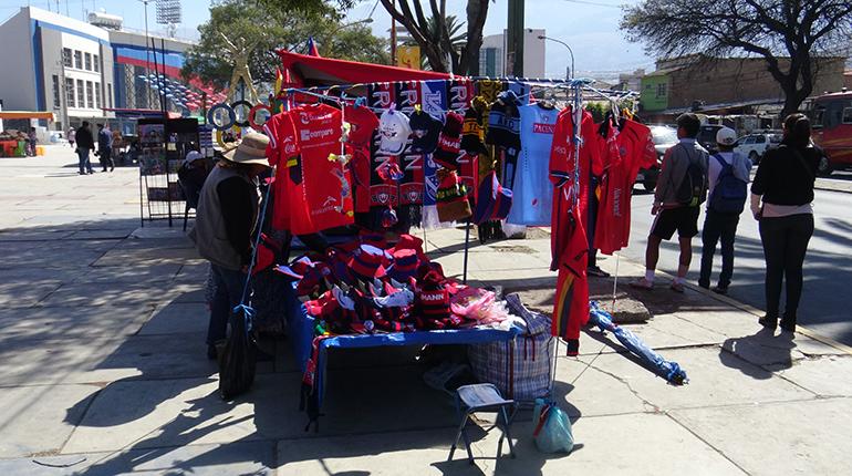 Vendedores fuera del estadio Félix Capriles. | Gerardo Bravo
