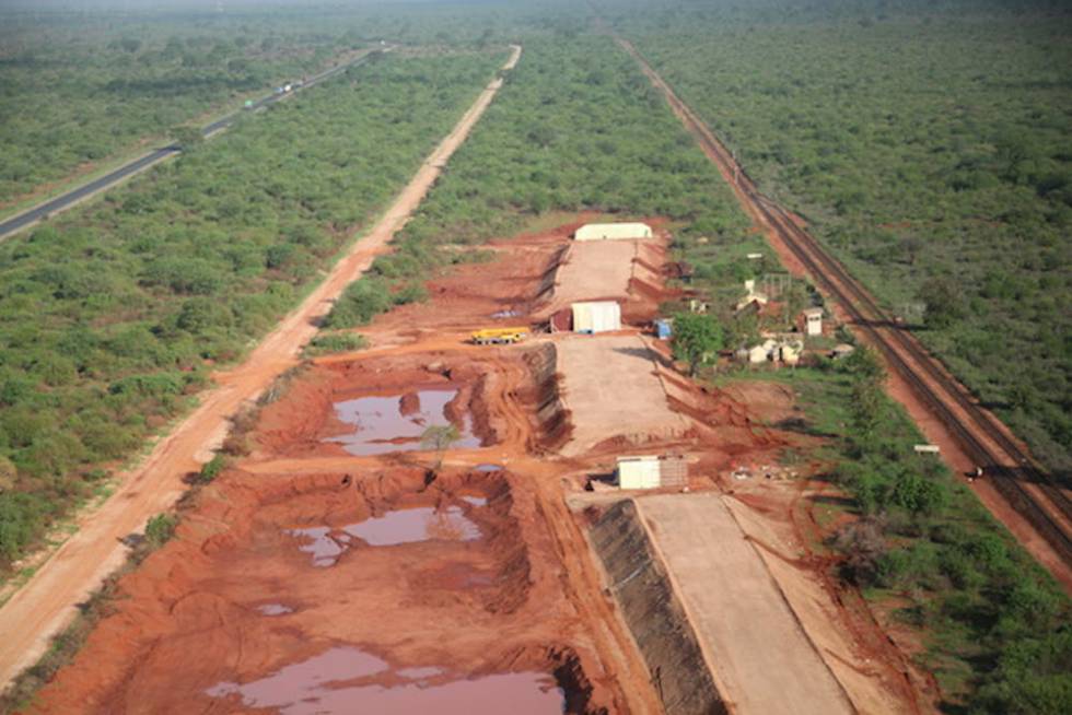Construcción de una autopista entre los Parques nacionales Tsavo Oriental y Tsavo Occidental en Kenia.