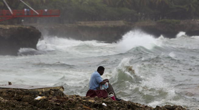 Fuerte oleaje en la costa de la República Dominicana durante el paso de la tormenta tropical