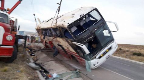 Bus vuelca de costado y deja cuatro muertos y al menos 30 heridos en la ...
