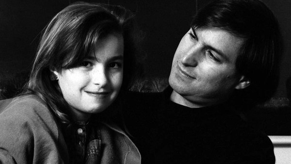 Lisa Brennan-Jobs y su padre Steve Jobs. Esa niña hoy tiene 40 años y contó cómo era su tormentoso vínculo con su padre… el creador de una empresa de un billón de dólares