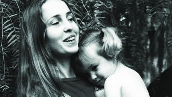 Chrisann Brennan y una pequeña Lisa, cuando Steve Jobs aún no la había reconocido