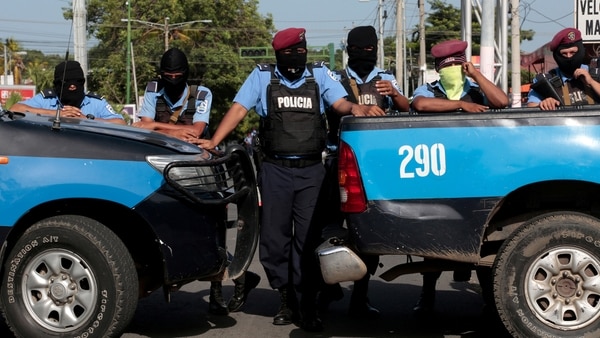 La policía nicaragüense bloquea la entrada a la Iglesia Católica Divina Misericordia en Managua el 14 de julio de 2018 (REUTERS/Oswaldo Rivas)