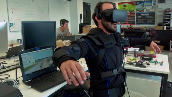 Los equipos desarrollaron el concepto después de desafiar la creencia de que las palancas de mando y controles manuales son la única o principal forma para que la humanidad pueda volar