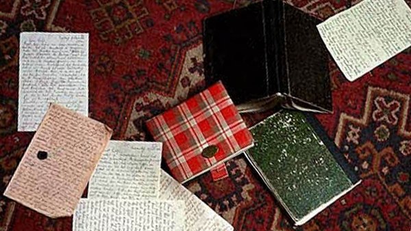 Ana recibió el diario como uno de los regalos por su decimotercer cumpleaños, el 12 de junio de 1942. En él comenzó a escribir los relatos durante los días en el escondite.