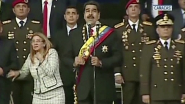 Momento en en el que ocurre una fuerte explosión durante un discurso de Maduro.