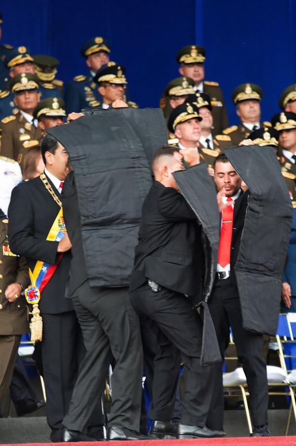 Los guardaespaldas de Maduro lo protegieron luego de la explosión. (@XHespanol)