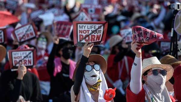 “Mi vida no es tu porno”, el cartel de las mujeres surcoreanas contra la pornografía con cámaras ocultas (AFP)
